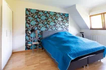 Geräumige Schlafzimmer: Lichtdurchflutete Schlafzimmer bieten viel Platz für individuelle Gestaltung und persönlichen Rückzug.