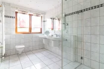 Wohlfühlbadezimmer: Ein großzügiges Badezimmer mit der Möglichkeit zur Sauna – der perfekte Ort für Entspannung.