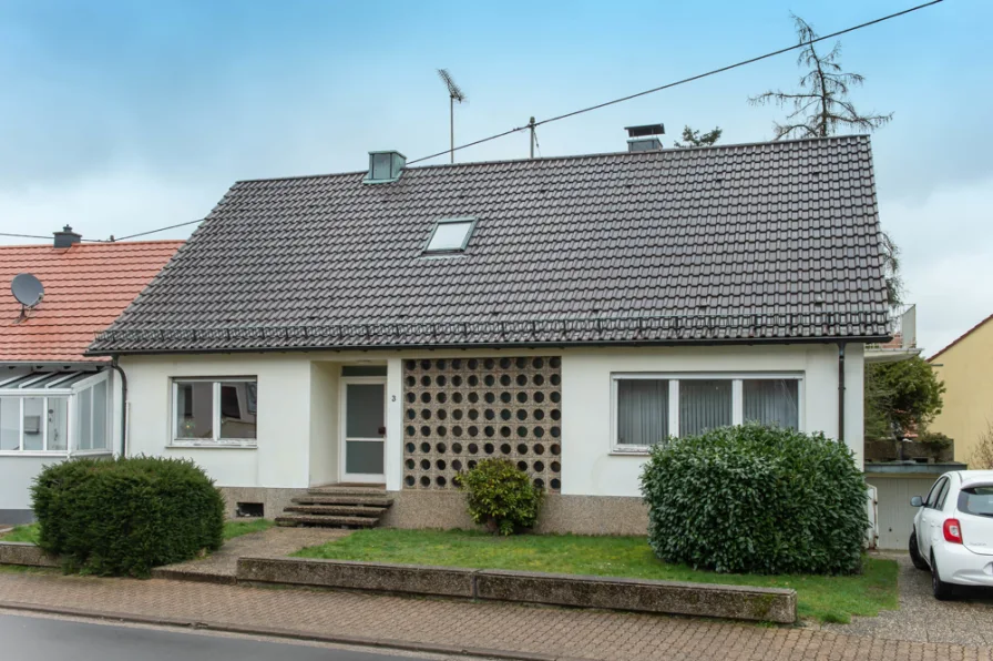 Straßenansicht - Haus kaufen in Merchweiler - Willkommen Zuhausestilvolles Einfamilienhaus in ruhiger Lage