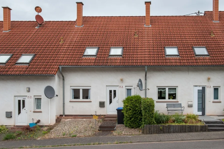 Vorderansicht - Haus kaufen in Mettlach / Saarhölzbach - Echtes Raumwunder:vielseitig nutzbares Reihenmittelhaus mit fantastischem Landschaftsblick.