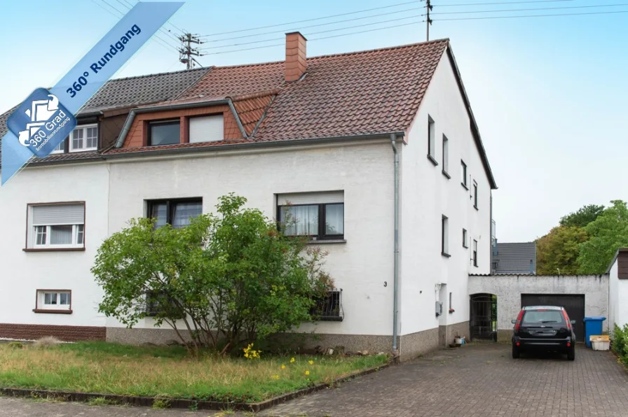 Vorderansicht mit Garagenzufahrt - Haus kaufen in Schmelz / Primsweiler - Ein Haus-viele Ideen: Wohnen über 3 Etagen mit viel Raum für individuelle Gestaltungswünsche.