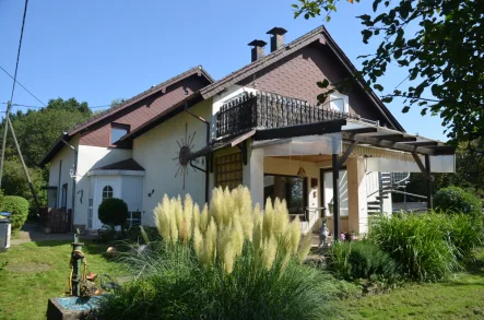 Ansicht - Haus kaufen in Saarbrücken - Alle unter einem Dach!Mehrgenerationenhaus zur individuellen Gestaltung mit großem Garten