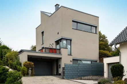 Vorderansicht - Haus kaufen in Riegelsberg - Wohnen mit Wow-Faktor: Modernes Einfamilienhaus mit Fernblick