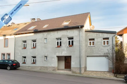 Außenansicht   - Haus kaufen in Saarbrücken / Ensheim - Glanzvoller Auftritt von Alt und Neu:stilvoll und hochwertig saniertes Bauernhaus