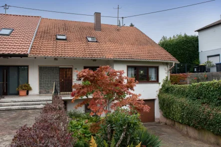 Vorderansicht - Haus kaufen in Heusweiler-Holz - Doppelhaushälfte mit weitläufigem Grundstück und großem Gestaltungspotenzial – als Ein- oder Zweifamilienhaus nutzbar