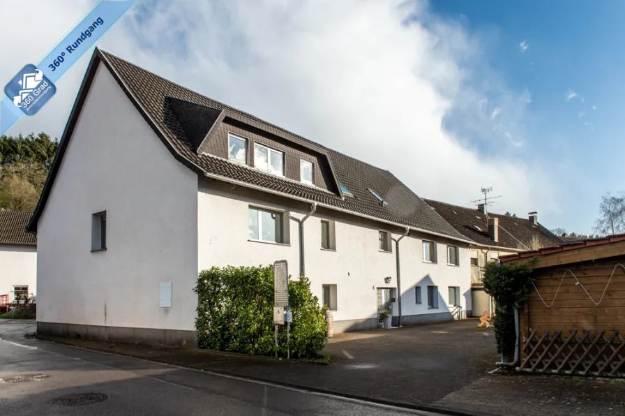 Hausansicht und Hoffläche  -  - Haus kaufen in Heusweiler / Kutzhof - Ein Stück Geschichte zum Entdecken: Charmantes Mehrgenerationenhaus in Kutzhof