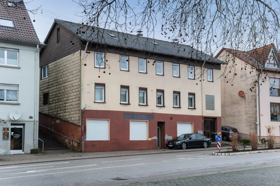 Straßenansicht - Haus kaufen in Quierschied/Fischbach - ehemaliges Theaterhaus mit Gaststätte und Wohnungen