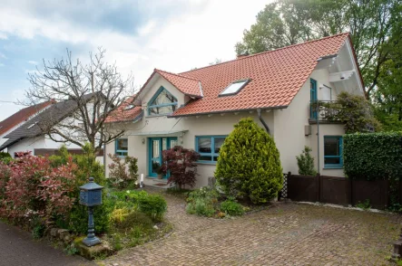 Straßenansicht - Haus kaufen in Riegelsberg - Hochwertiges Einfamilienhaus mit modernem Innendesign und wunderschöner Outdoor-Oase