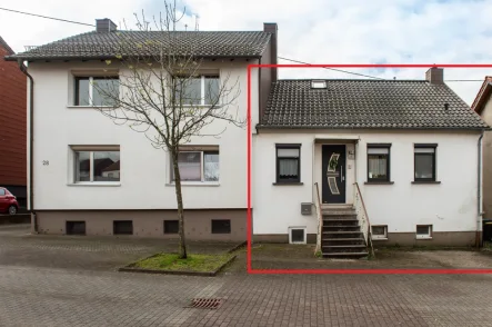 Ansicht von vorne  - Haus kaufen in Heusweiler / Holz - Doppelhaushälfte in zentraler Lage – Perfekt für Zwei