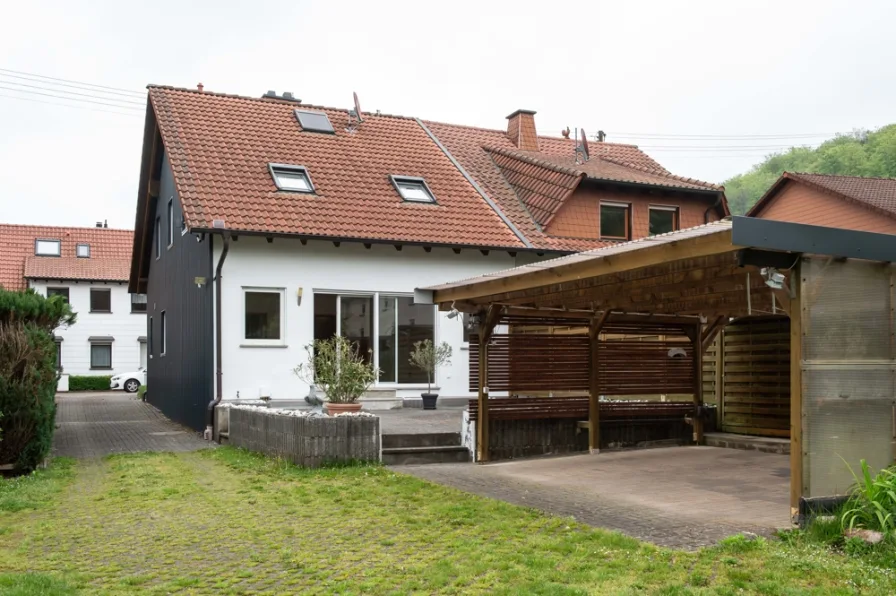 Rückansicht mit Carport