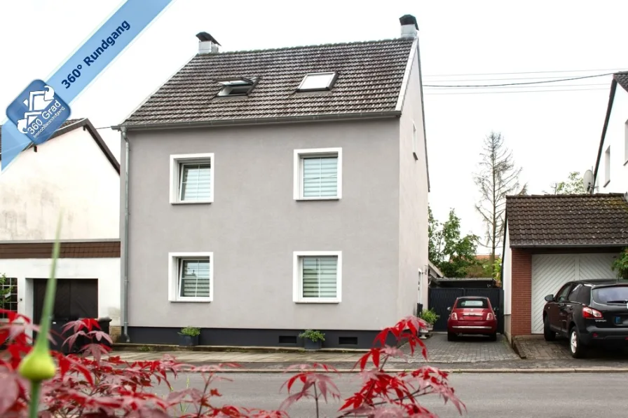 Vorderansicht mit Zufahrt - Haus kaufen in Wadgassen / Hostenbach - Ankommen und Loswohnen!