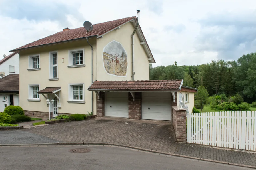 Straßenansicht - Haus kaufen in Großrosseln / Emmersweiler - Naturnahes Wohnen: Einfamilienhaus mit großzügigem Grundstück