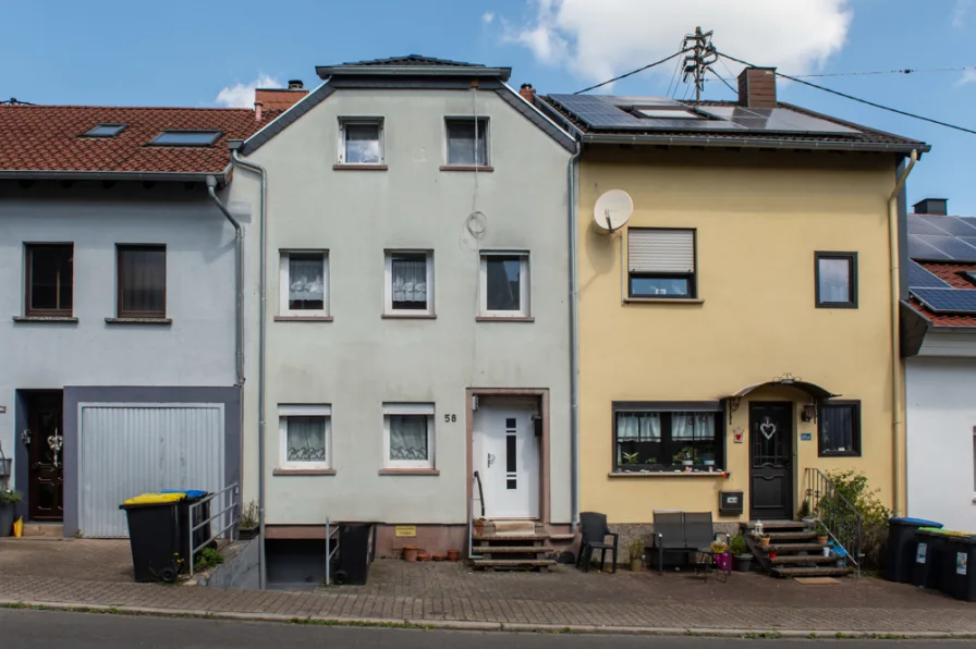 Straßenansicht - Haus kaufen in Riegelsberg - bezugsfertiges Reihenmittelhaus in Top-Lage