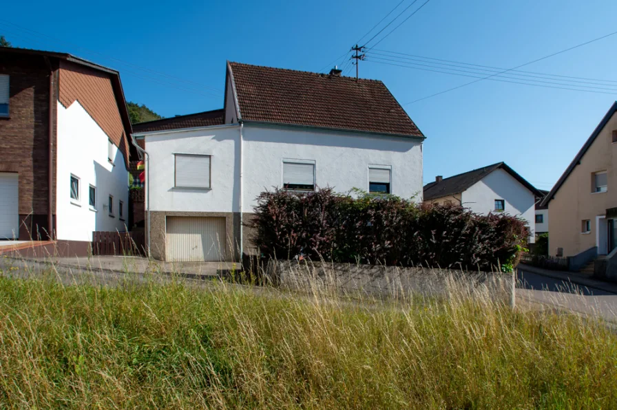 Ansicht - Haus kaufen in Illingen / Wustweiler - Freistehendes Ein- bis Zweifamilienhaus als Kapitalanlage oder Eigenheim