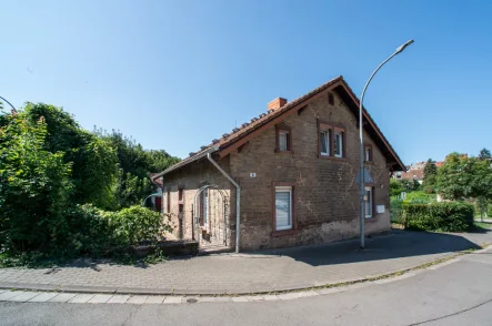 Ansicht von vorne  - Haus kaufen in Sulzbach/Saar - Familienhaus mit großem Gartengrundstück