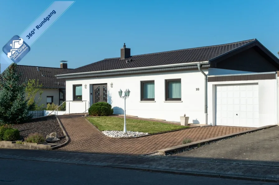 Ansicht von vorne mit Garage  - Haus kaufen in Quierschied - Charmanter Bungalow mit ELW in Traumlage von Quierschied großzügig, gepflegt und vielseitig nutzbar