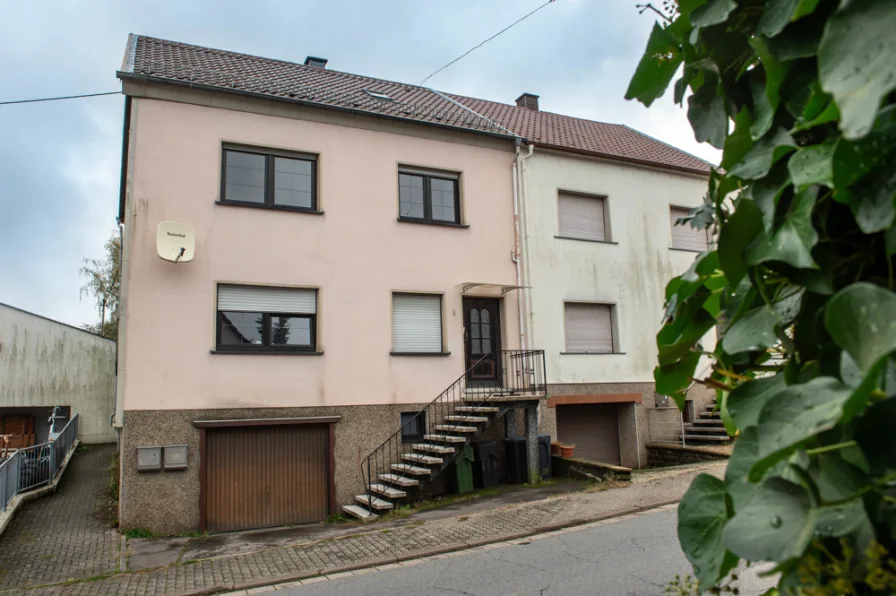 Straßenansicht - Haus kaufen in Eppelborn / Humes - Doppelhaushälfte als Eigenheim oder Kapitalanlage