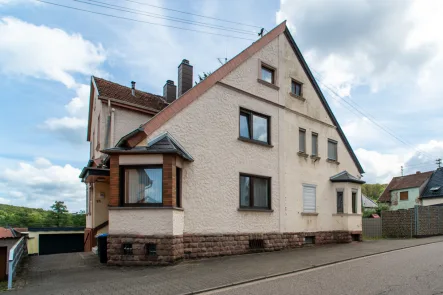 Straßenansicht - Haus kaufen in Quierschied / Fischbach - Doppelhaushälfte mit viel Potenzial