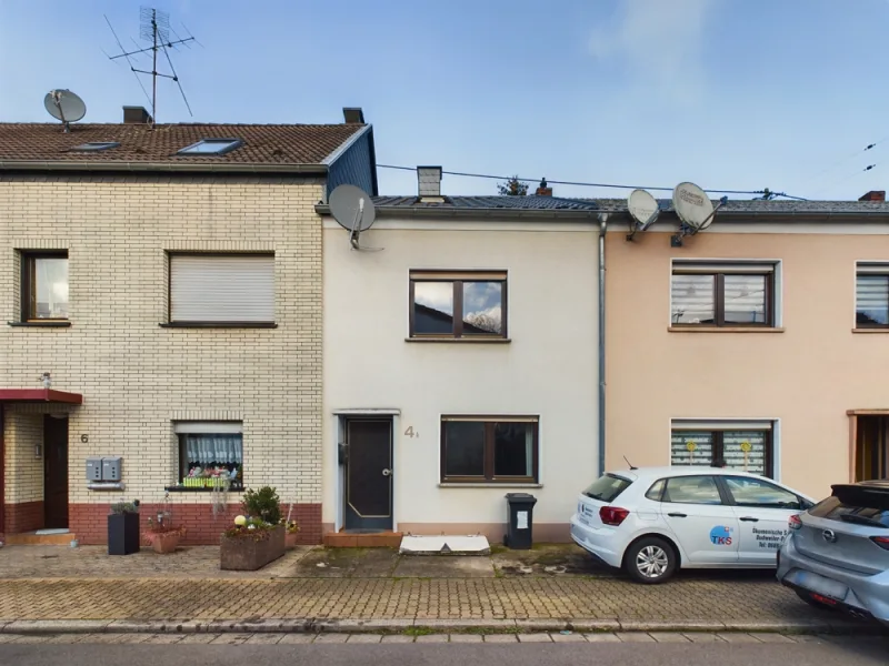 Straßenansicht - Haus kaufen in Riegelsberg / Walpershofen - Sanierungsbedürftiges Einfamilienhaus mit Potenzial – Gestalten Sie Ihr neues Zuhause