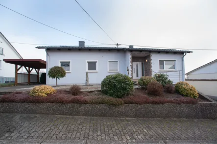 Straßenansicht - Haus kaufen in Eppelborn - Einzigartiges Einfamilienhaus mit großzügigem Grundstück in einer der besten Lagen von Eppelborn