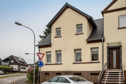 Straßenansicht - Haus kaufen in Heusweiler - Charmantes Einfamilienhaus mit Gestaltungsmöglichkeiten