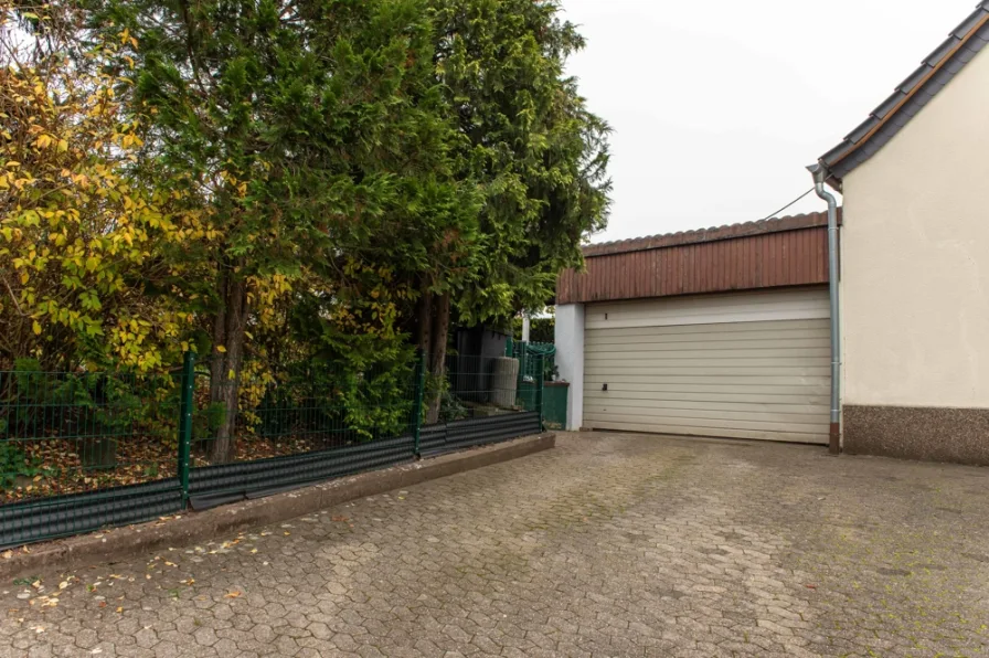 Garage und Stellplatz