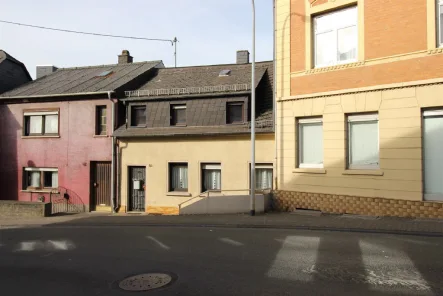 Bild1 - Haus kaufen in Idar-Oberstein - Zentral gelegenes Einfamilienhaus zum Schnäppchenpreis !!!!