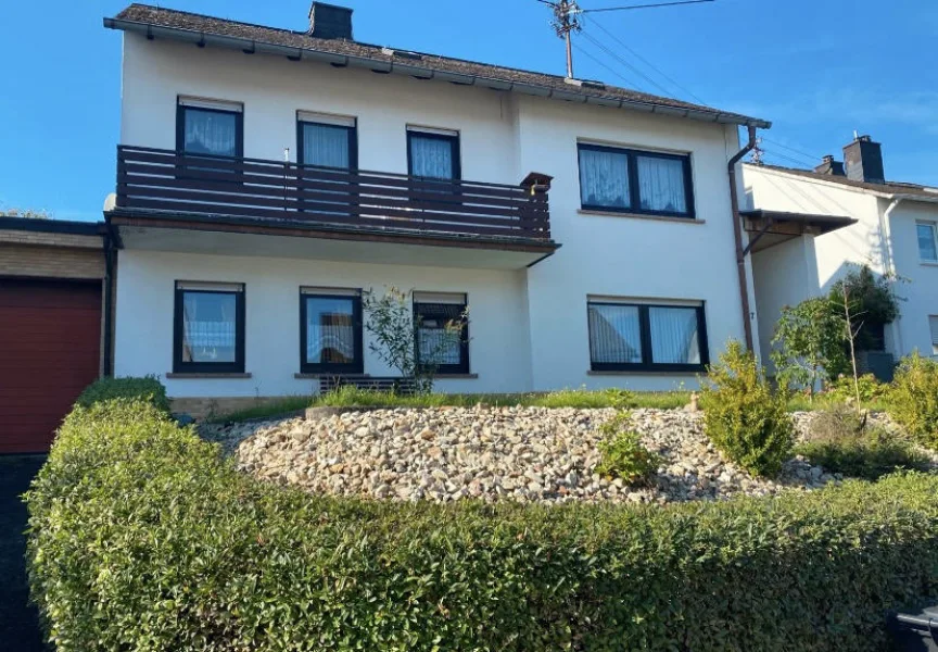 Bild1 - Haus kaufen in Idar-Oberstein - Schönes Zweifamilienhaus in Oberstein in begehrter Lage Neuweg
