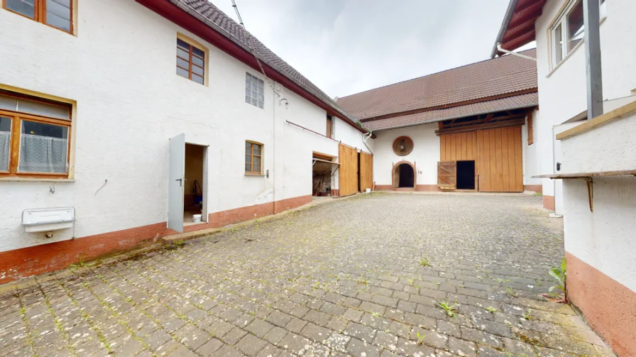 Hauptstraße-22- Hof Bild 1 - Haus kaufen in Essenheim - Mehrgenerationenwohnen in Essenheim: Große Hofreite mit Scheune und Garten zum Kauf im Ortskern