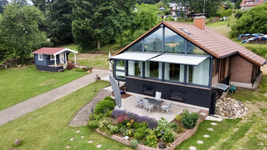 Drohnenfoto 1 - Haus kaufen in Waldalgesheim - Renoviertes Wochenendhaus auf 3955 m² Grundstück zum Kauf in ruhiger Lage von Waldalgesheim