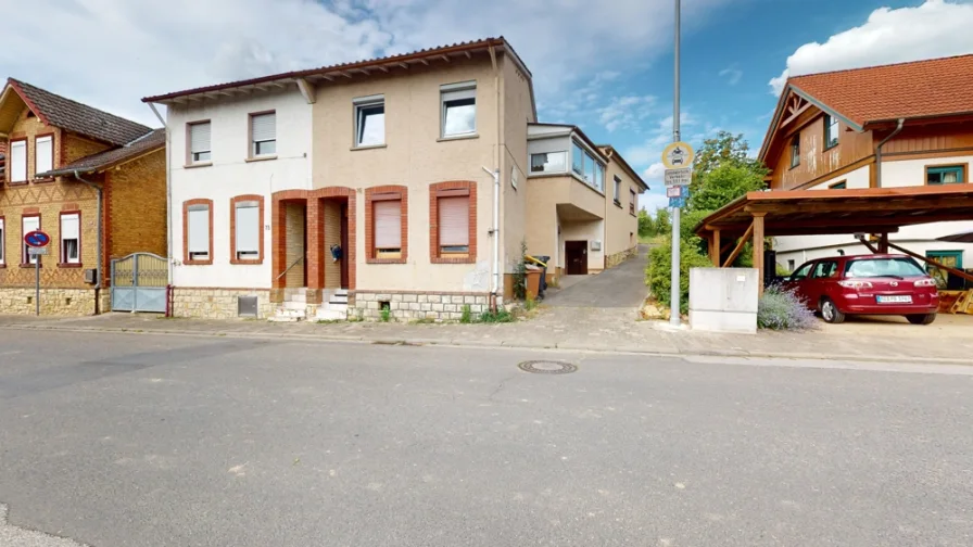 Außenansicht - Haus kaufen in Ingelheim - Vermietetes Zweifamilienhaus mit gemütlichem Innenhof zum Kauf in Ober-Ingelheim