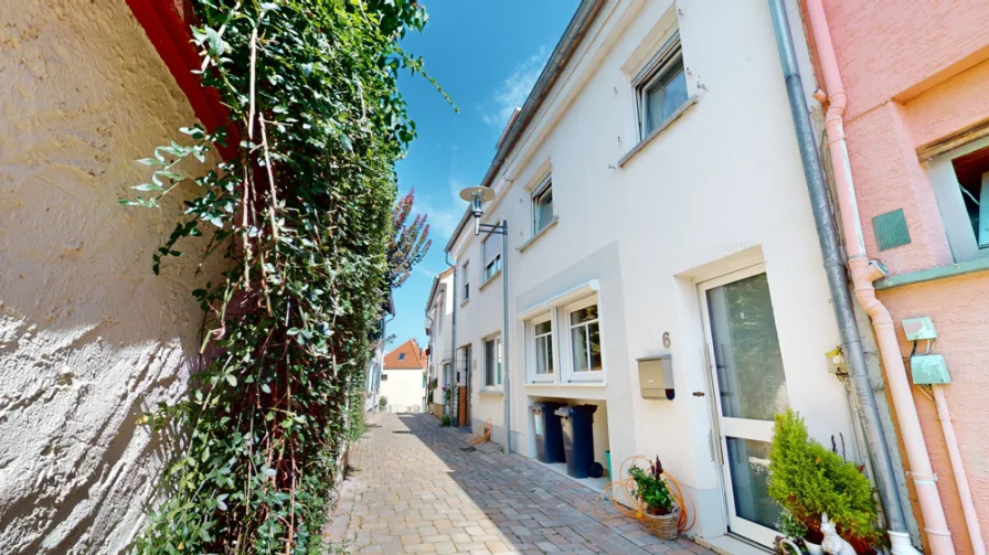 Straßenansicht - Haus kaufen in Gau-Algesheim - Feines Reihenhaus im alten Gau-Algesheimer Ortskern mit Platz für die kleine Familie