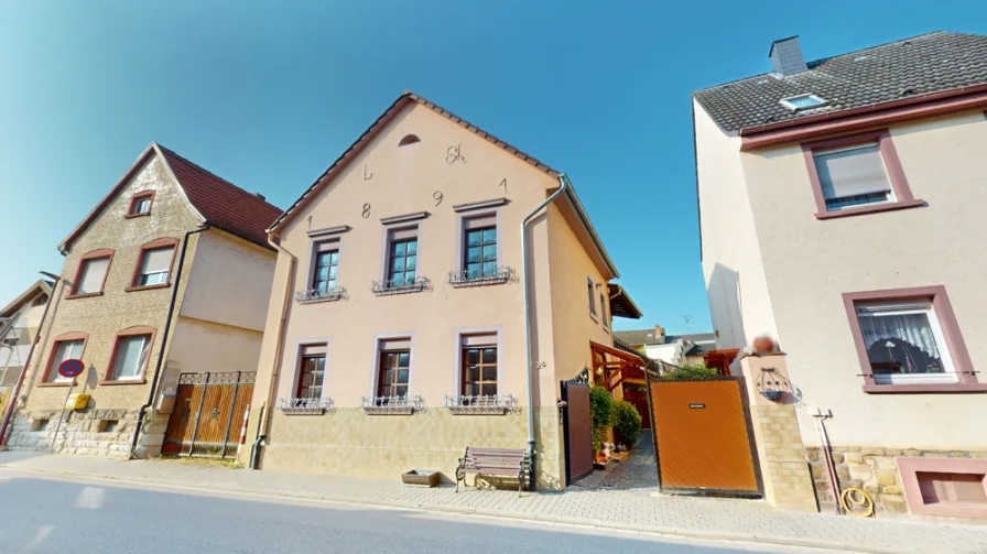 Außenansicht Ockenheim - Haus kaufen in Ockenheim - Charmante Hofreite mit Wintergarten und großer Terrasse zum Kauf in Ockenheim