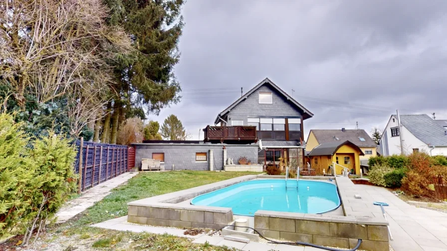 Gartenansicht Zweifamilienhaus - Haus kaufen in Dichtelbach - Zweifamilienhaus auf großzügigem Grundstück mit Pool und Sauna zum Kauf in Dichtelbach