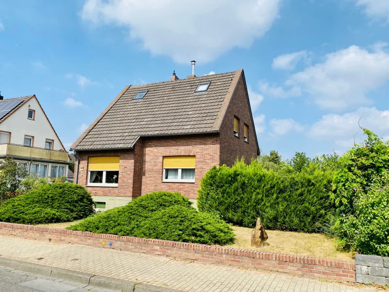 Vorderansicht - Haus kaufen in Jülich - Freistehendes Einfamilienhaus mit Garage - großer Garten!