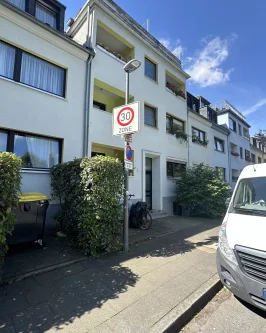 Hausansicht - Wohnung kaufen in Köln - Kapitalanlage in Köln-Junkersdorf!Vermietete 3-Zimmerwohnung!