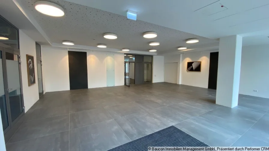 Foyer - Büro/Praxis mieten in Duisburg - 540 qm sanierte Büro-Praxisfläche in DU. Heizen-Kühlen über Luftwärmepumpe