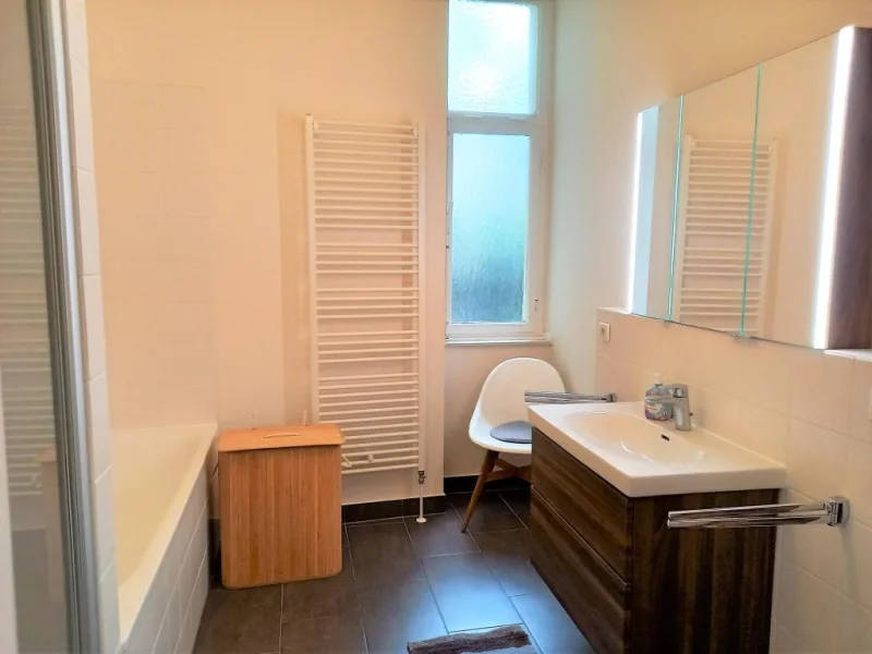 Modernes Badezimmer mit Wanne und Dusche