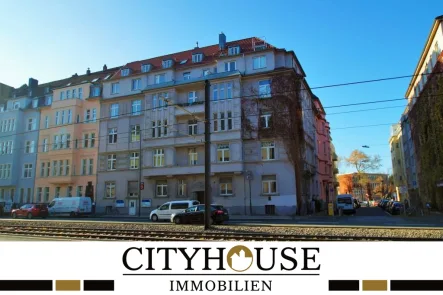 Vorderseite Haus - Wohnung kaufen in Köln / Deutz - CITYHOUSE: Wunderschöne, möblierte 2 Zimmer Wohnung mit hohen Decken, Balkon, EBK und Keller