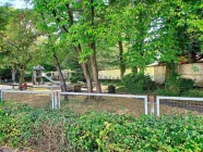 Eingezäunter Spielplatz hinter dem Haus