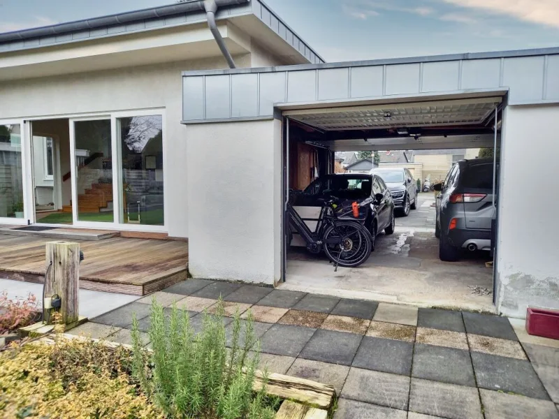 Doppelgarage mit elektrischen Rolltor und Schwingtor zur Rückseite Garten