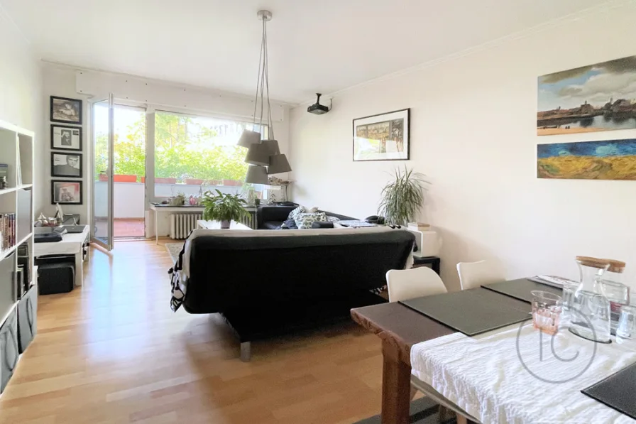 Wohnzimmer - Wohnung kaufen in Köln - Köln-Lindenthal: Zentrale 3- Zimmer-Balkon-Stadtwohnung am Aachener Weiher