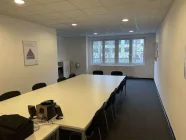 benachbarter großer Büro-/Besprechungsraum