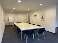 benachbarter großer Büro-/Besprechungsraum