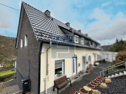 Außenansicht - Haus kaufen in Siegen - Saniertes Reihenendhaus zum Wohlfühlen