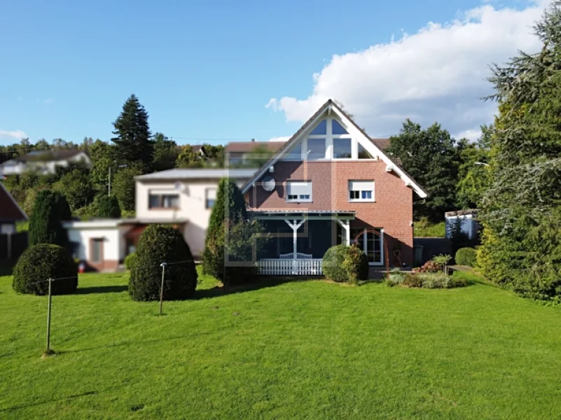 Rückansicht - Haus kaufen in Kreuztal - Gemütliche Doppelhaushälfte in angenehmen Wohnumfeld