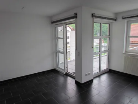 Wohnzimmer mit Zugang zum Balkon - Wohnung mieten in Kreuztal - Gepflegte 3 Zimmerwohnung in super Lage von Kreuztal