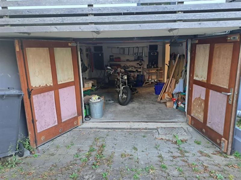 2024013 Blick in die Garage