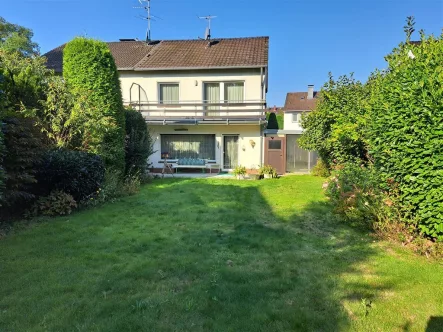 2024014 Blick vom Garten aufs Haus - Haus kaufen in Bergisch Gladbach - Attraktive Doppelhaushälfte mit Garten und Garage