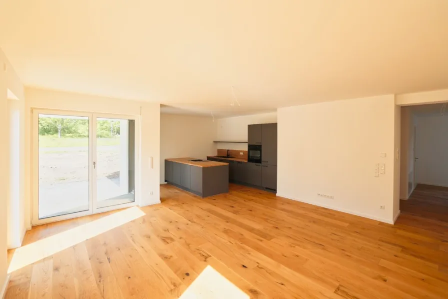 Wohn-Essbereich  - Wohnung mieten in Lahnstein - Moderne 2-ZKB Wohnung mit Terrasse, Garten, hochwertiger EBK und 2 PKW-Stellplätzen in Lahnstein